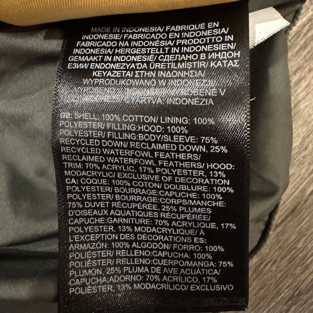The North Face Kids Puffer Jacket in Green with Fur Hood - Picture 12 of 15